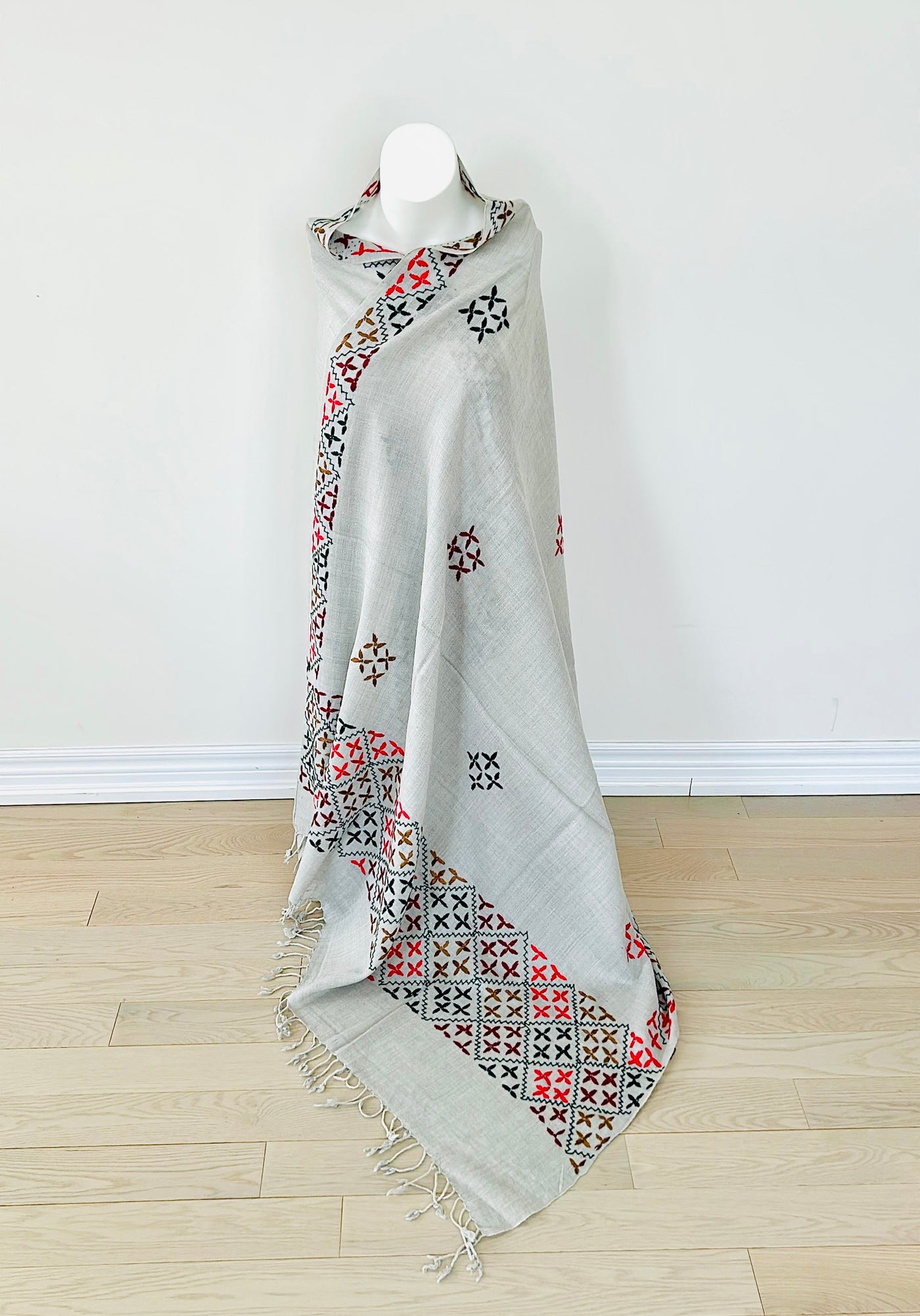 Elegant White and Grey Pashmina Shawl with Floral Design